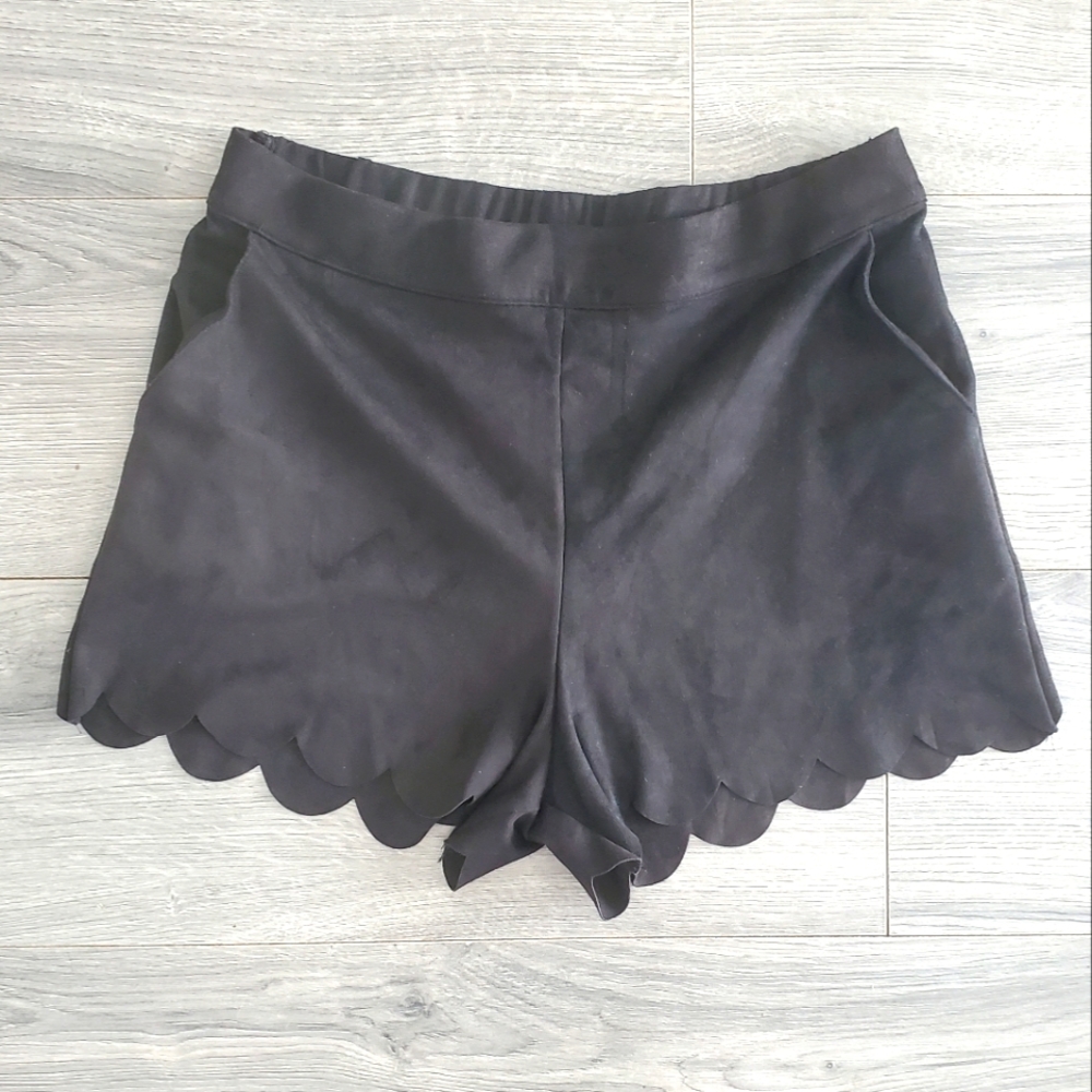 STITCH FIX - R Droytle scalloped edge suade shorts size M